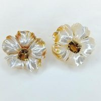 Alessio-Sorrentino-Orecchini-con-fiori-incisi-in-Madreperla-Bianca,--con-Citrini-ed-argentoSQ