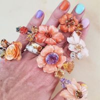 Alessio-Sorrentino-anelli-con-fiori-incisi-in-corallo-pietre-naturali-ed-argentoSQ